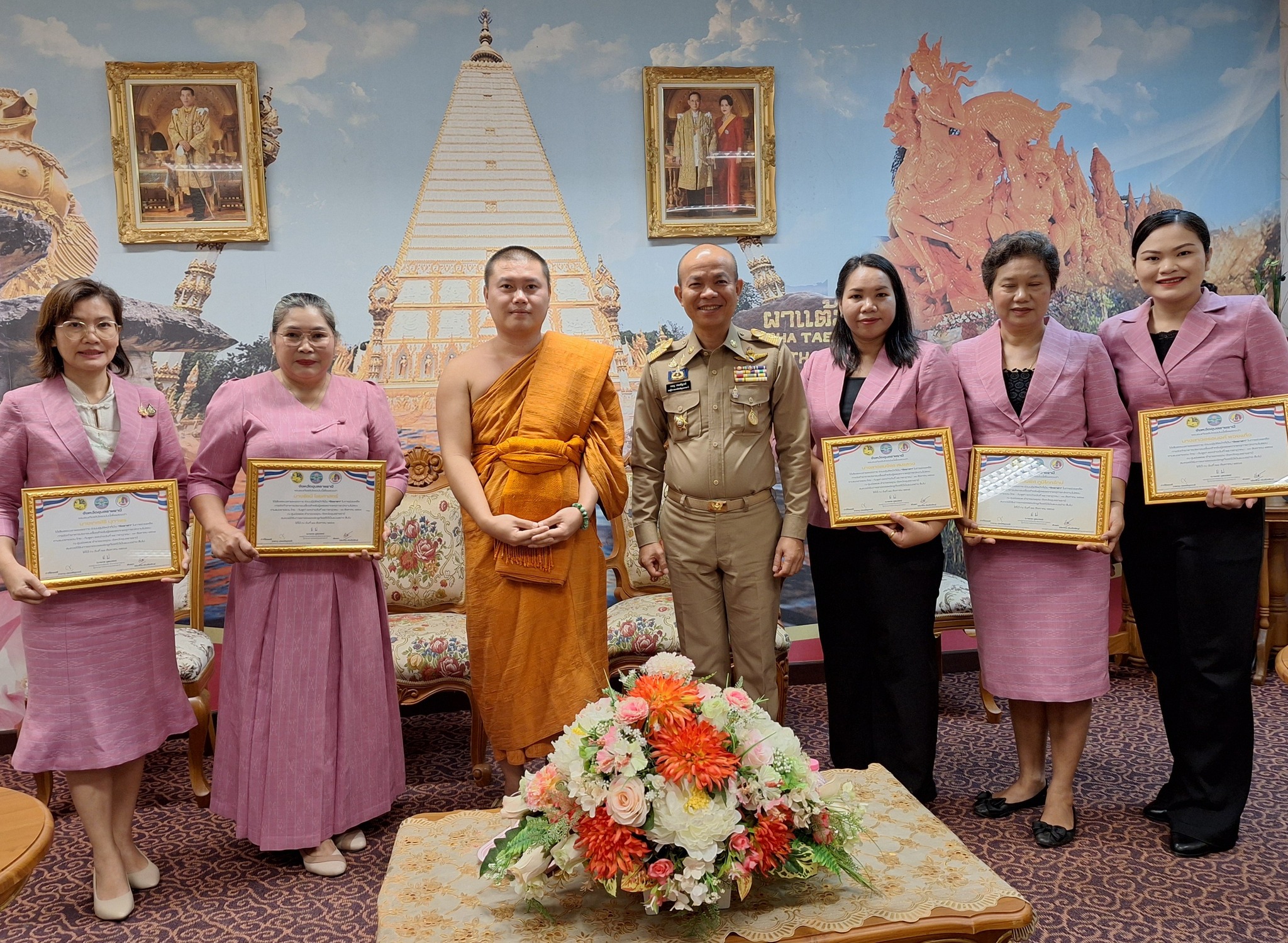 สพอ.เดชอุดม เข้ารับมอบเกียรติบัตร "จิตอาสา" ในการช่วยเหลือการจัดทำอาหารประกอบเลี้ยงแก่ประชาชนผู้อพยพฯ